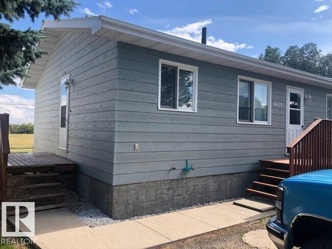 Photo - 4619-4643 43 St