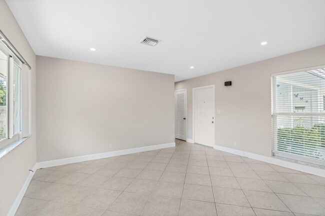 Photo - 541 NE 44th St