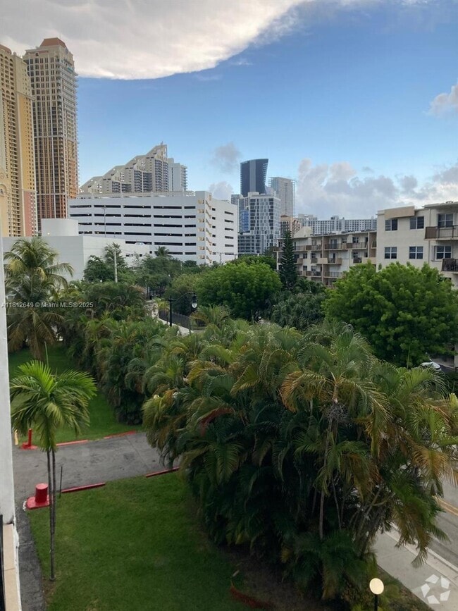 Building Photo - 18100 Atlantic Blvd Unit 403 Rental