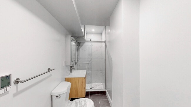 Baño reformado - 2 Joy Street