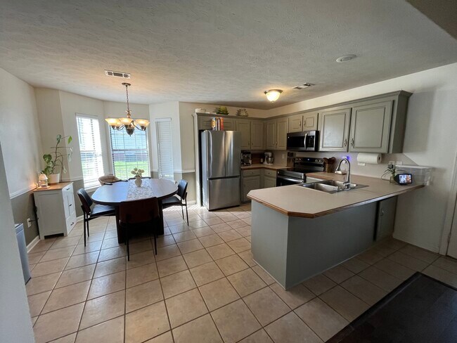 Photo - 98 Rosebud Cir