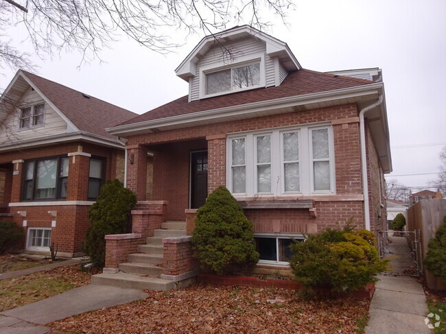 Building Photo - 5030 W Winnemac Ave Rental
