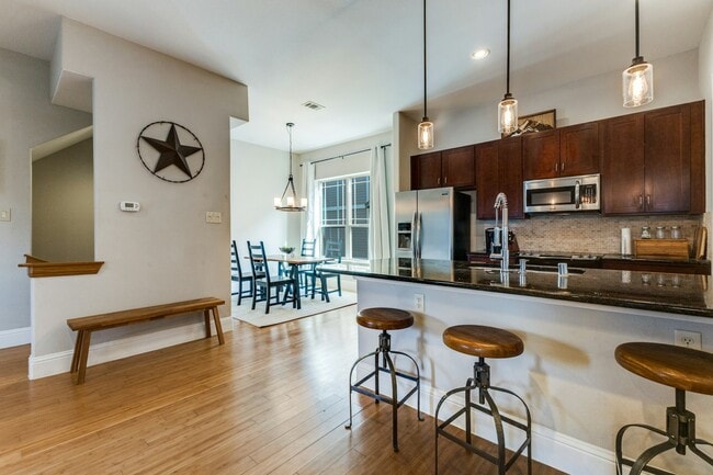 Photo - 5914 Hudson St