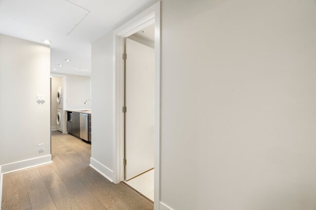 Photo - 1-3010 10 St SW
