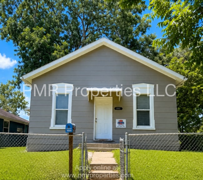 Building Photo - 2 Bedrooms / 1 Bathroom House