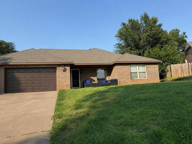 Building Photo - 3215 Highland Dr