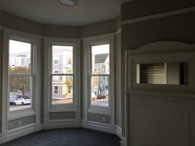 Tall Windows with Plenty of Natural Lighting - 800 Lyon