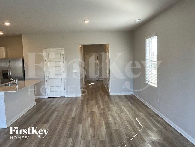 Photo - 877 Moray Ln