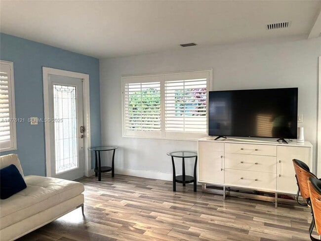 Photo - 4580 NE 3rd Ave