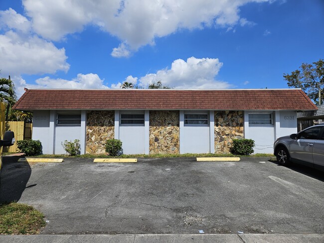 Building Photo - 6231 SW 37th Ct Unit 6233