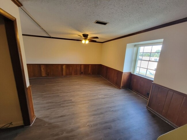 Photo - Spacious Two Bedroom Apartment Near Downtown