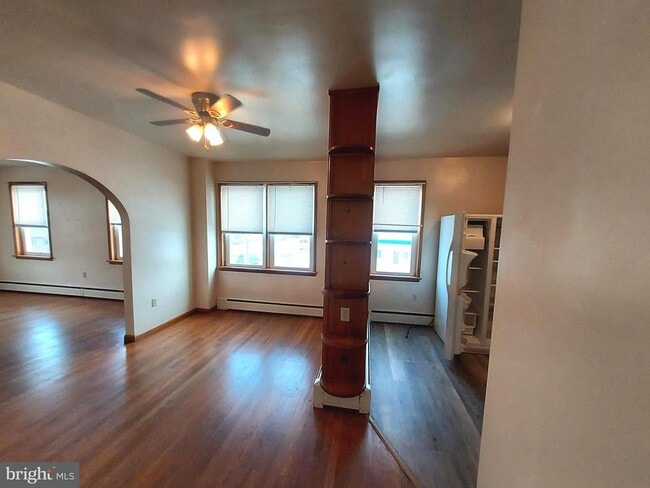 Photo - 213 Lincoln Way W