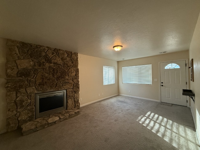 Photo - 578 Lind Ave