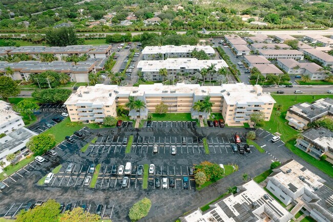 Photo - 7410 SW 82nd St Apartamento Unidad K 302