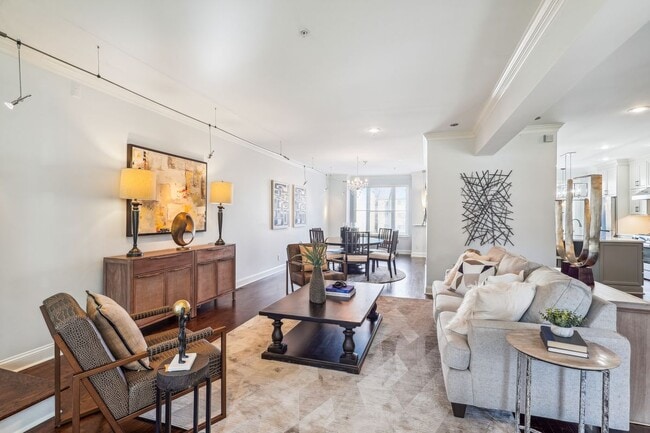 Photo - 337 W 7th St