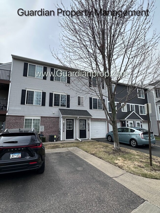 Building Photo - Apple Valley Town Home, 1 Car Garage, Laundry in Unit, Storage