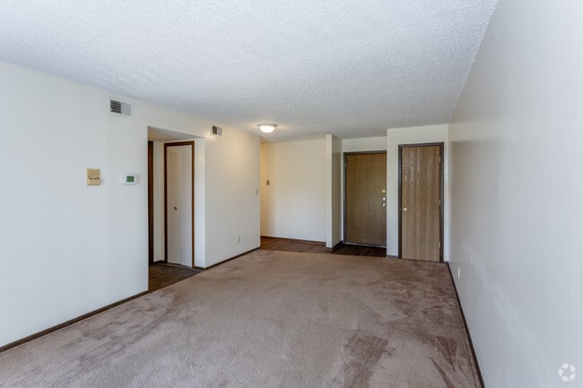 1BR, 1BA - 750 SF