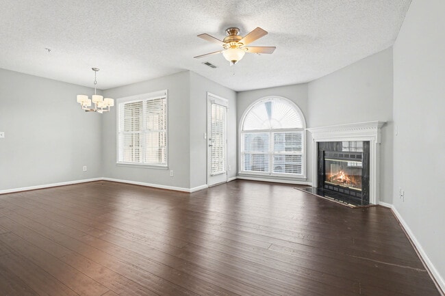 Photo - 421 Rivertree Ln