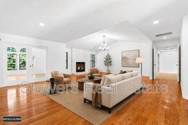 1121 Douglas Ct