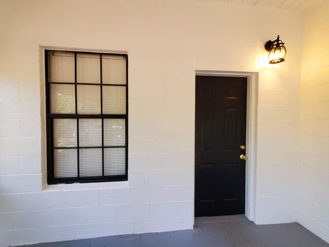 Photo - 2 Bedroom, 1 Bathroom Home for Rent in Plant City!
