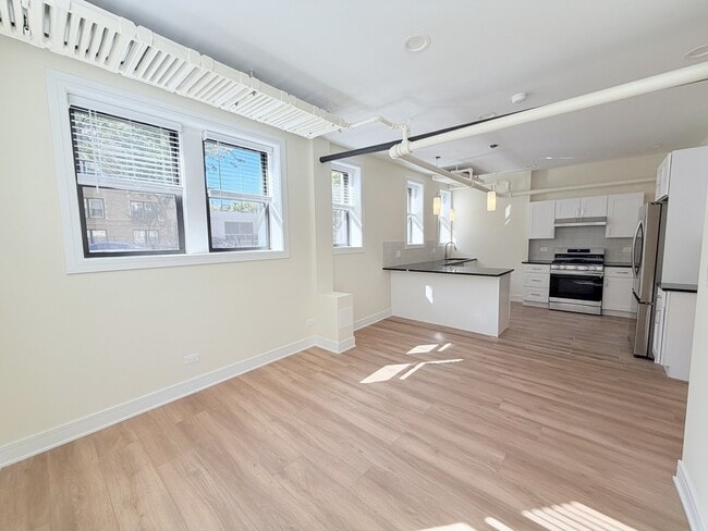 Photo - 3927 N Pine Grove Ave Unit G