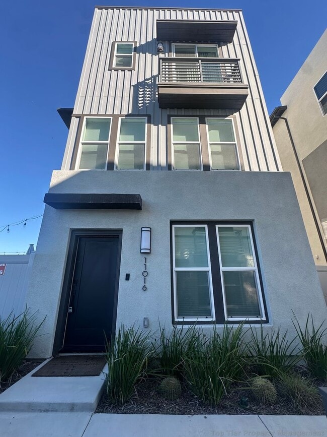 Building Photo - Beautiful & Modern 3 bed/ 3.5 bath/ 2,029 Sqft Condo with amazing Views in Carroll Canyon- Availa...