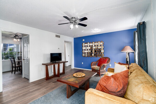 2BR, 1BA - 930SF - Living Room