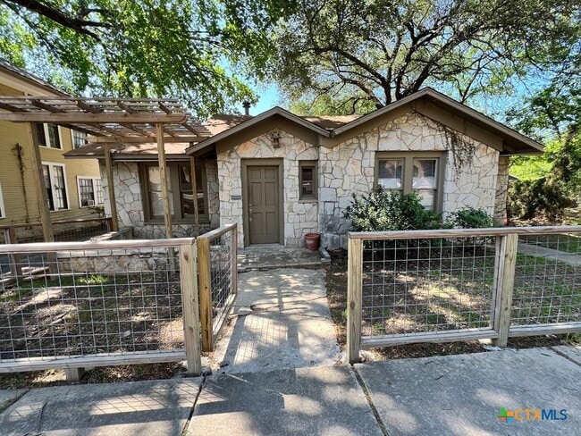 Photo - 325 W Hutchison St Townhome