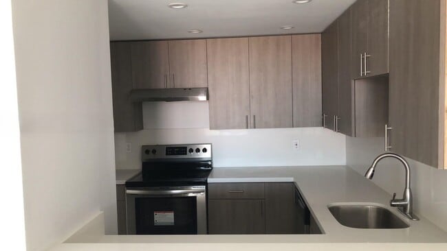 Building Photo - 6940 Miami Gardens Dr Unit 422 Rental