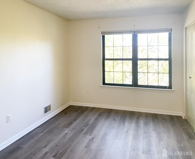 Photo - 321 Hampshire Ct