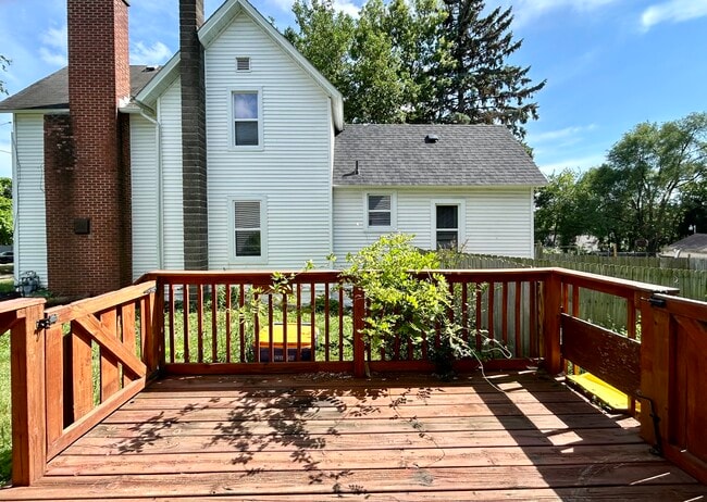 Cubierta - 727 Emerald Ave NE