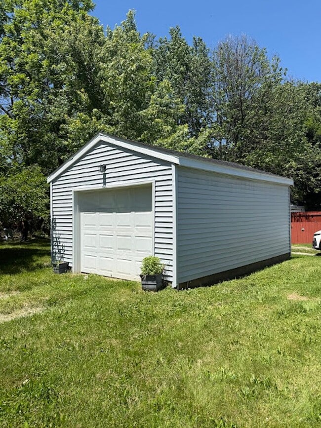 Photo - Two bedroom home with one car garage for rent - Canton NE