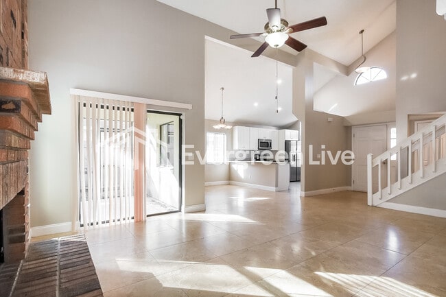 Photo - 373 River Chase Dr