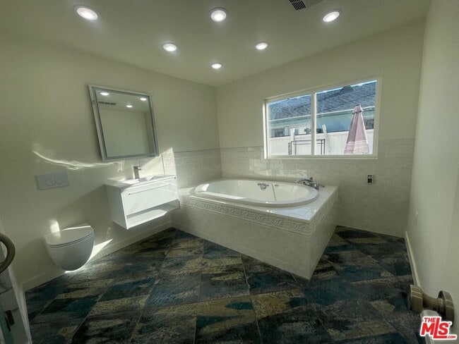 Photo - 2025 Ocean Park Blvd Unidad B