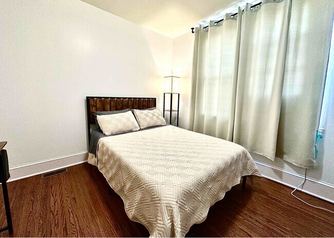 Photo - 5305 Euclid St