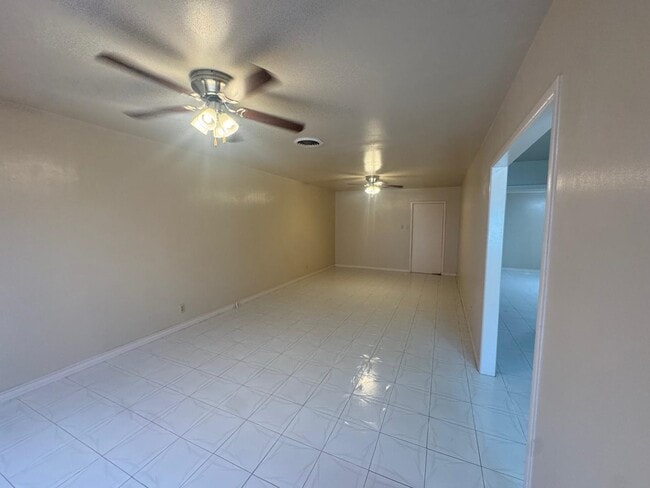 Photo - 302 Huisache Dr