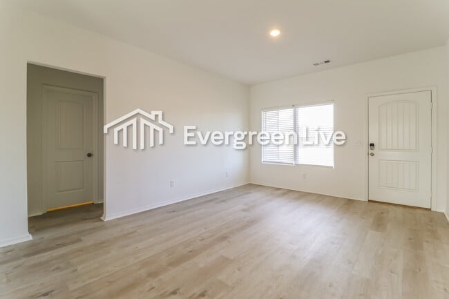 Photo - 44 10 Point Ln