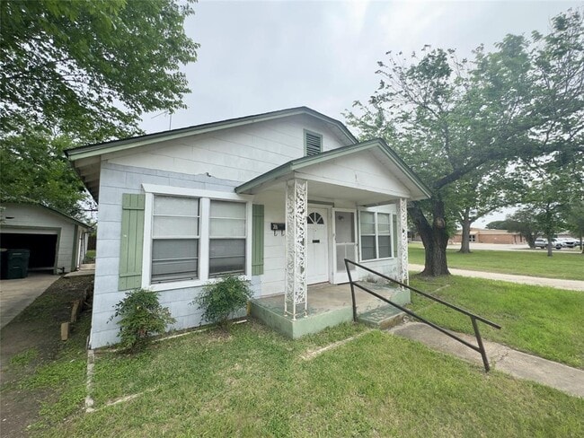 Photo - 306 E Bowie St
