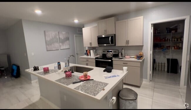 Building Photo - 462 NE 6th Pl Rental
