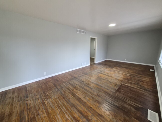 Photo - 2703 Kristen Dr E