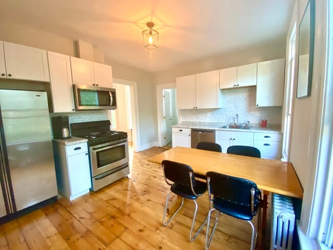 Completely new kitchen! Almost everything is new, including: shaker cabinets, dishwasher, full-sized microwave, backsplash, and countertops - 55 Pearl St Apartamentos Unidad 2nd Floor