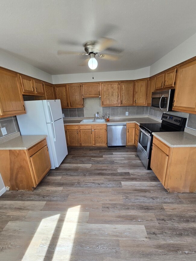 Building Photo - 633 7th St