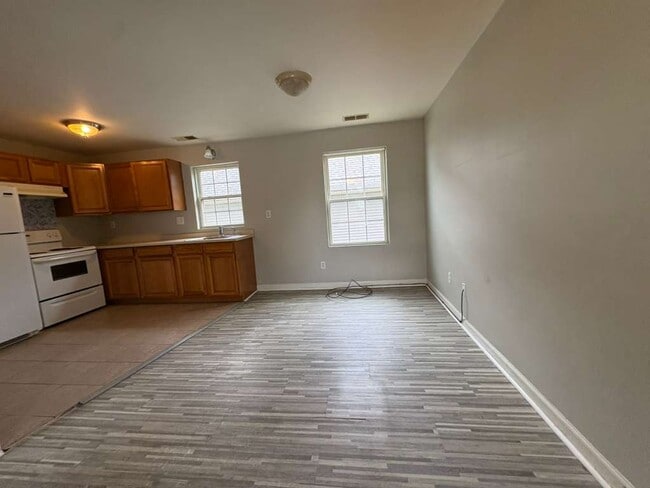 Building Photo - 129 Main St Unit B