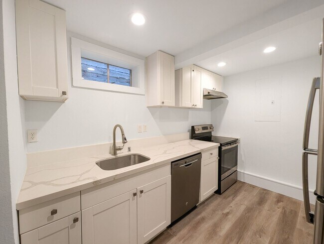 Building Photo - Cozy 1-Bedroom with Bonus Room and Modern Touches in Prime West Seattle Location
