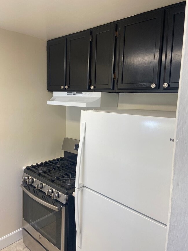 Building Photo - Ready to Move-In (3bed/1 bath, one unit of...