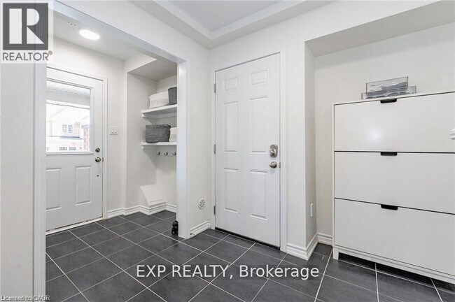 Photo - 8 Stratus St