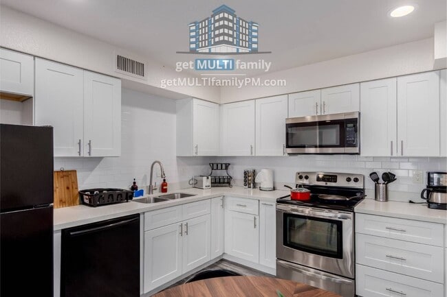 Building Photo - 515 W Pebble Beach Dr