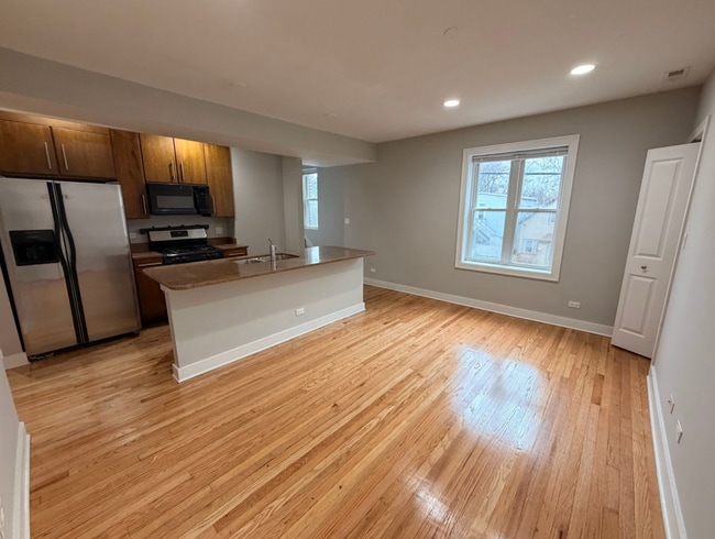 Building Photo - 4228 N Whipple St Unit 2S