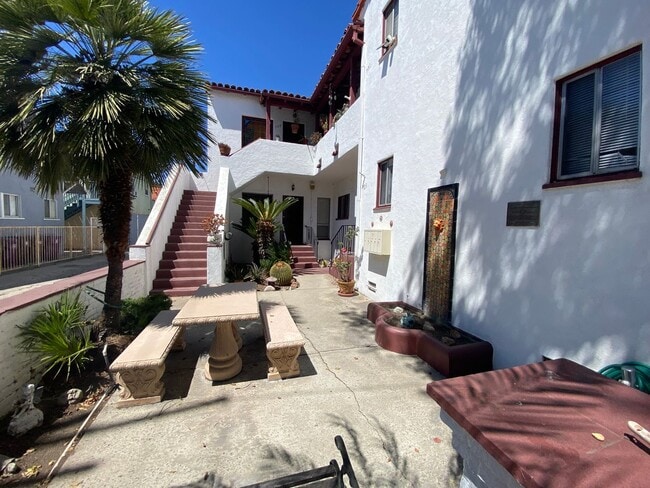 Photo - Cute 1 Bedroom 1 Bathroom Long Beach Apartment For Rent! Unit E. 8th St-725