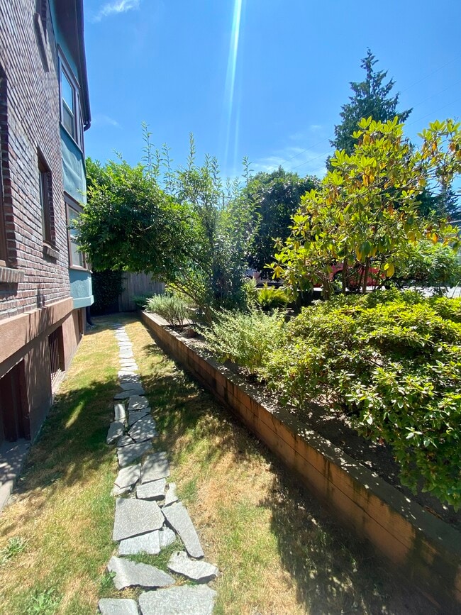 Photo - 1421 On Queen Anne Apartments